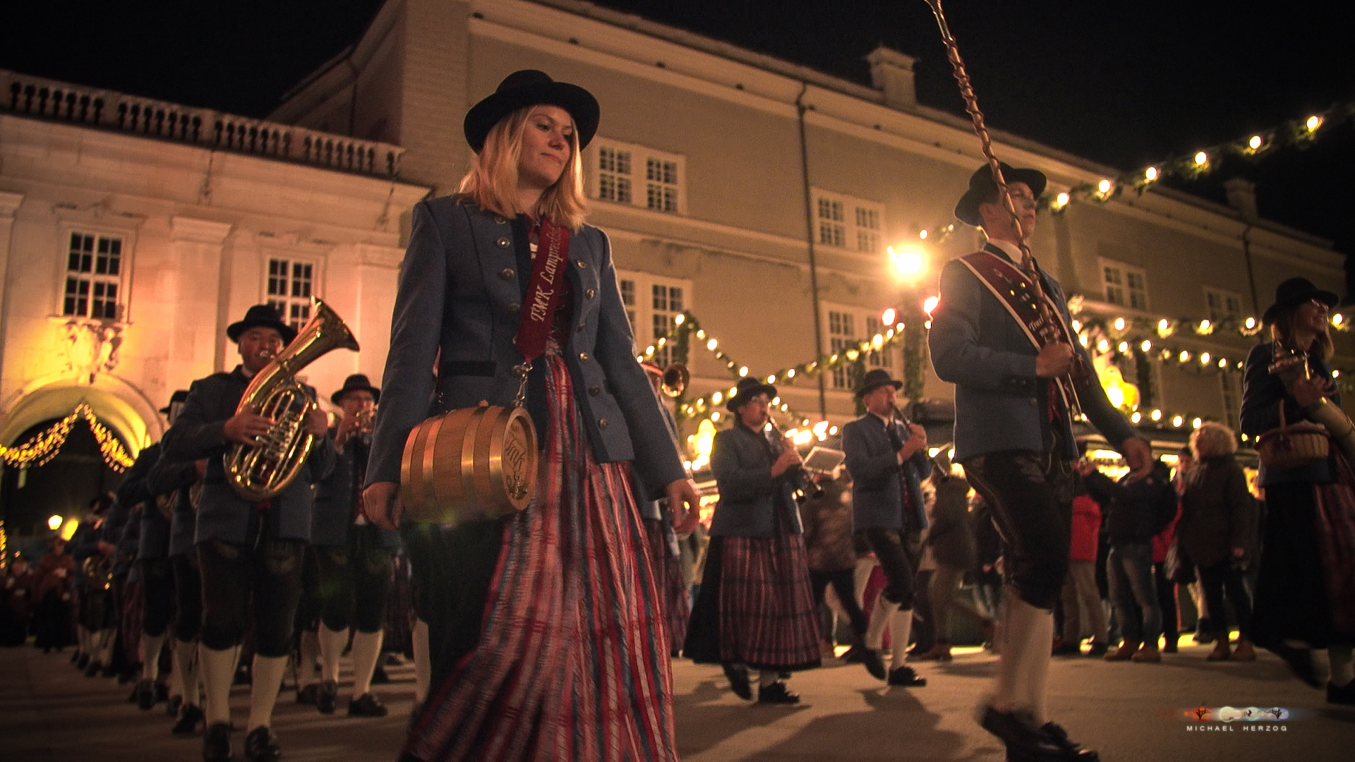 SalzburgerChristkindlmarkt_StilleNacht_Arnsdorf_Christbaum_Screenshot_MichaelHerzog-09-3.jpg