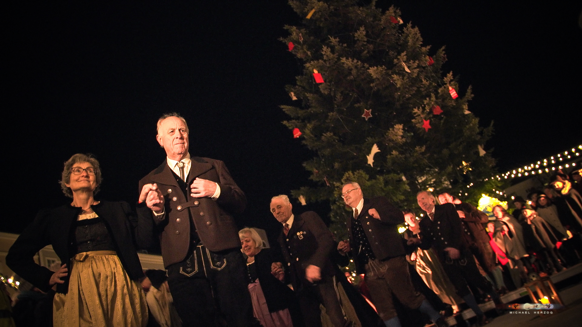 SalzburgerChristkindlmarkt_StilleNacht_Arnsdorf_Christbaum_Screenshot_MichaelHerzog-16.jpg