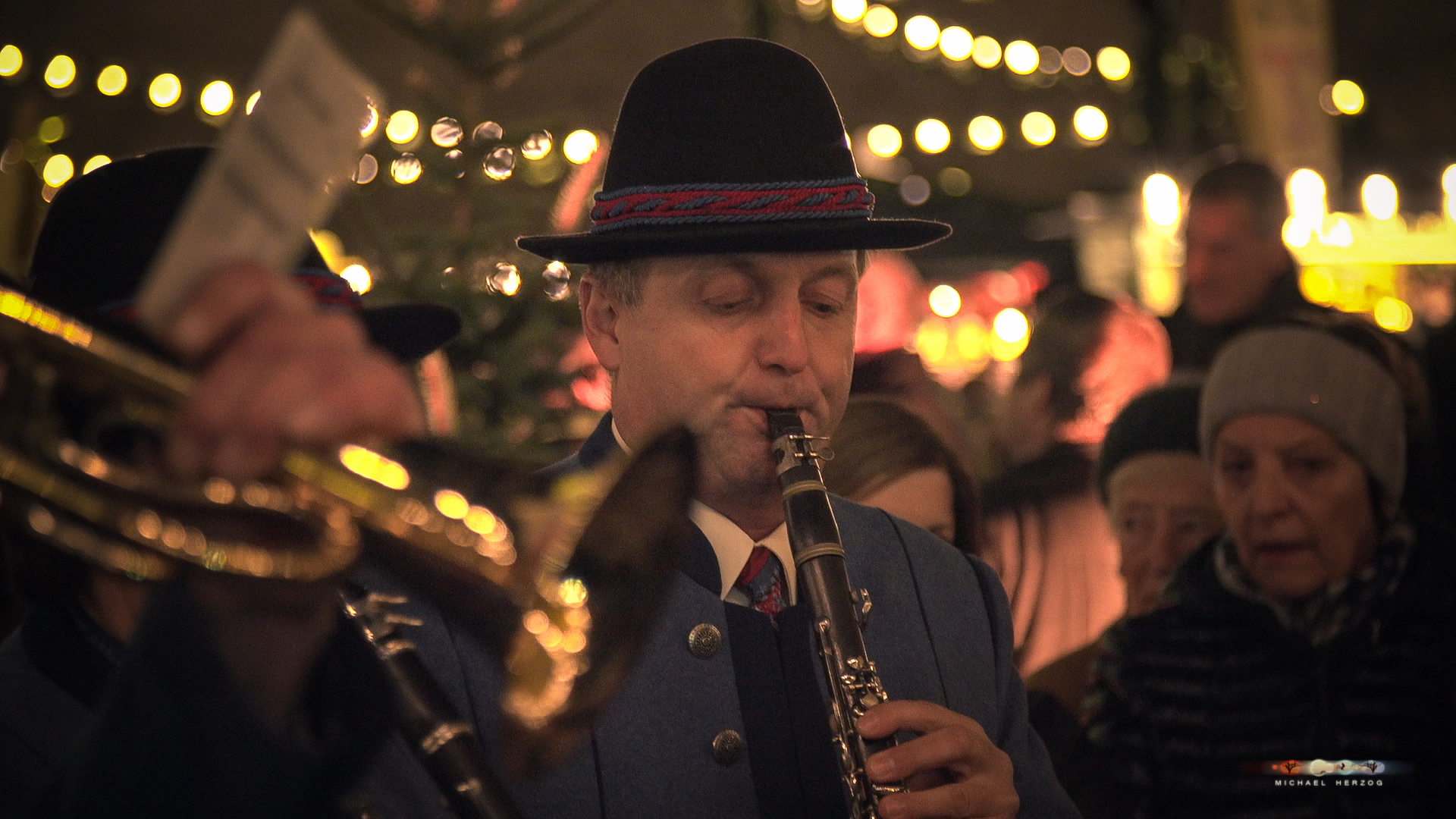 SalzburgerChristkindlmarkt_StilleNacht_Arnsdorf_Christbaum_Screenshot_MichaelHerzog-19.jpg