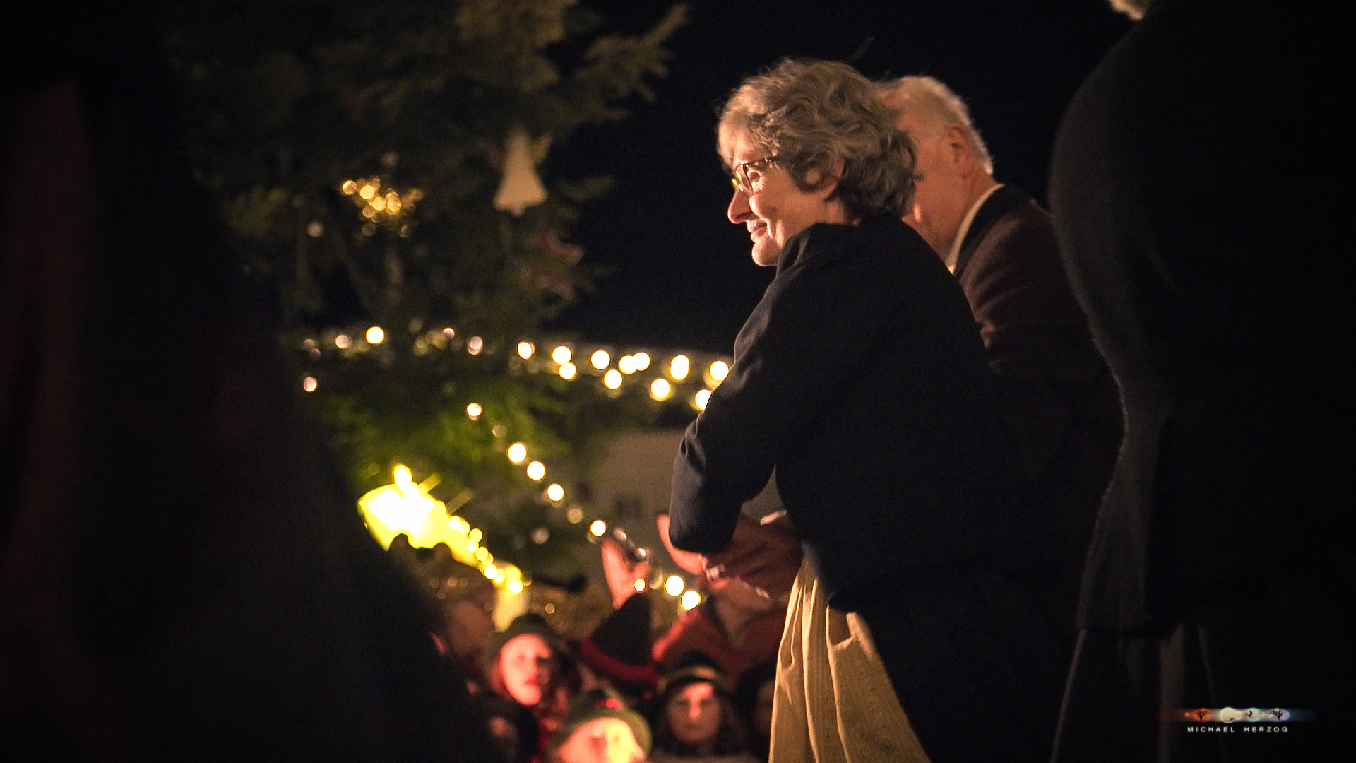 SalzburgerChristkindlmarkt_StilleNacht_Arnsdorf_Christbaum_Screenshot_MichaelHerzog-24.jpg